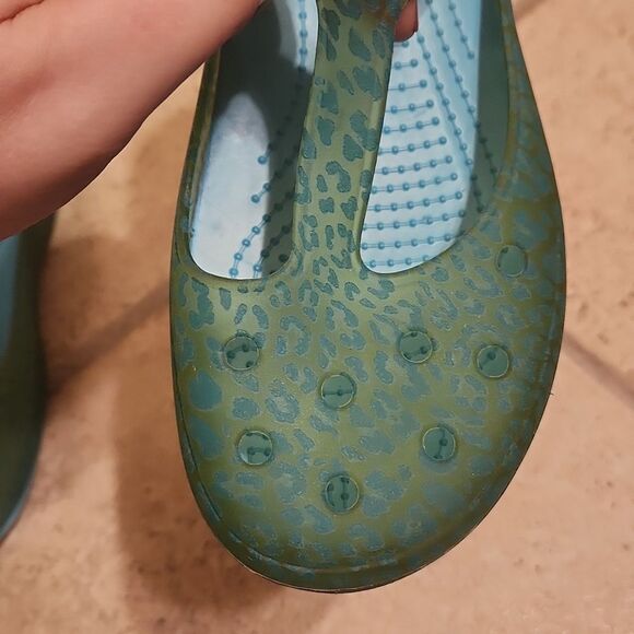 Crocs Women's "Carlie" Blue & Green Leopard-Print Mary Jane Clogs Size 6 - Picture 4 of 11